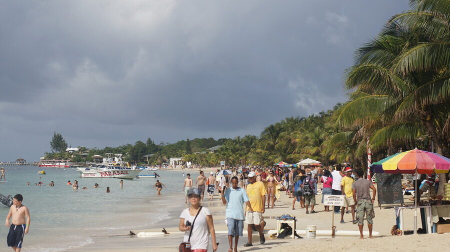 West End beach Roatán with palm trees