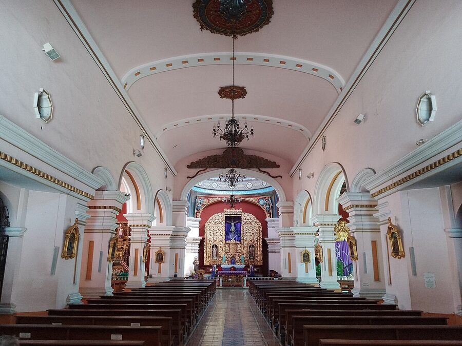 Interior of Iglesia Los Dolores Tegucigalpa with white walls and golden altarpiece